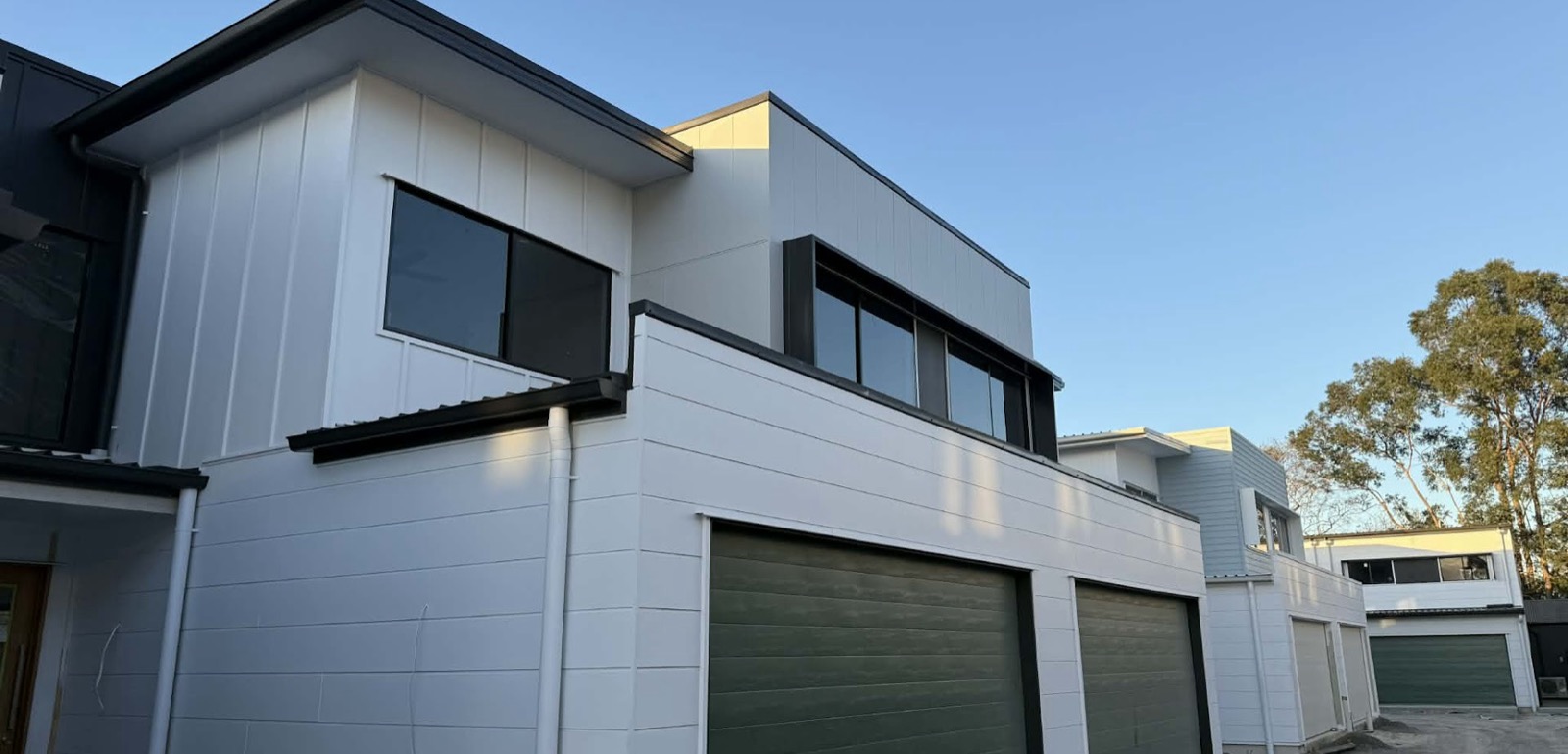 Finished Brisbane townhouses with crisp white cladding, built by JPW Construction